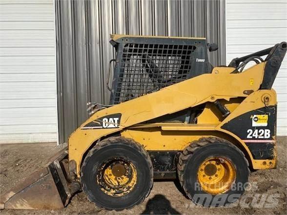 CAT 242B Minicarregadeiras
