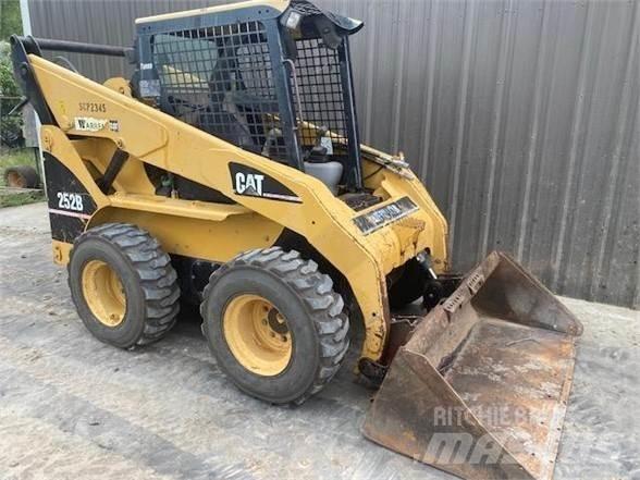 CAT 252B Minicarregadeiras
