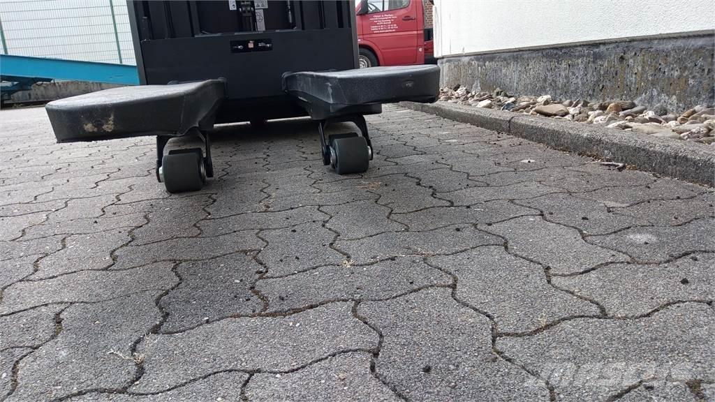 Toyota SWE160L Empilhador para operador externo