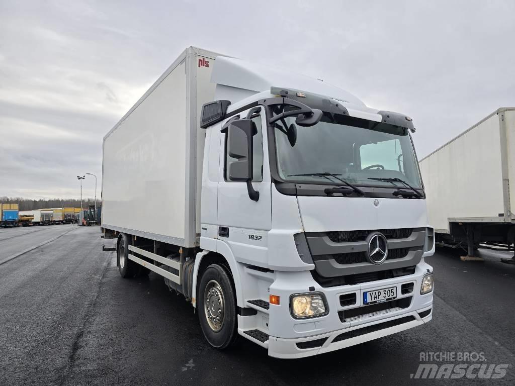 Mercedes-Benz 1832 Caminhões de caixa fechada