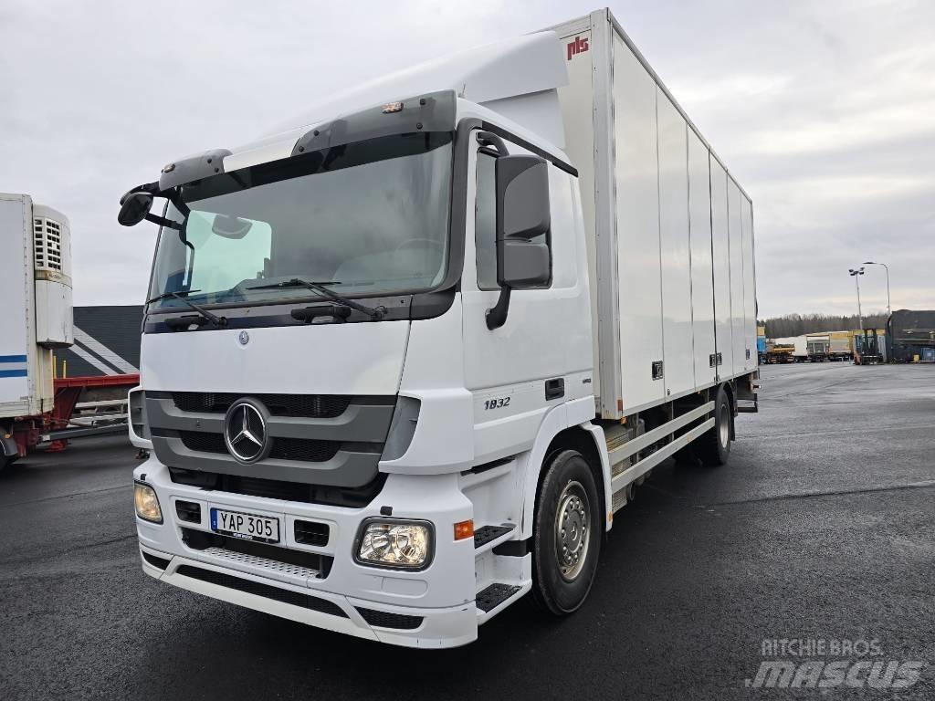 Mercedes-Benz 1832 Caminhões de caixa fechada
