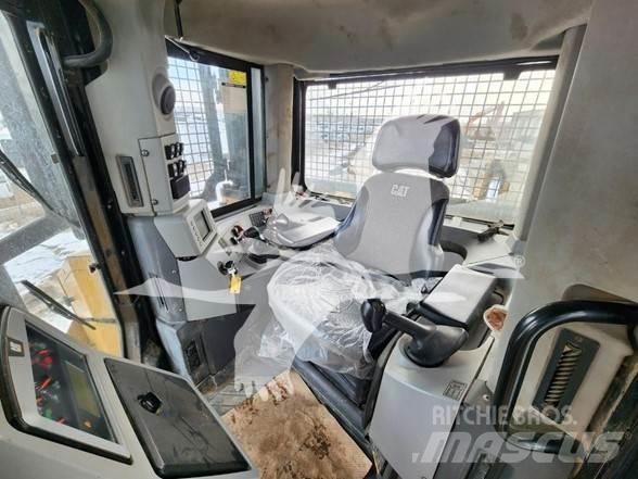 CAT D8T Dozers - Tratores rastos