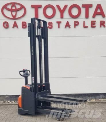 Toyota SWE120L Empilhador para operador externo