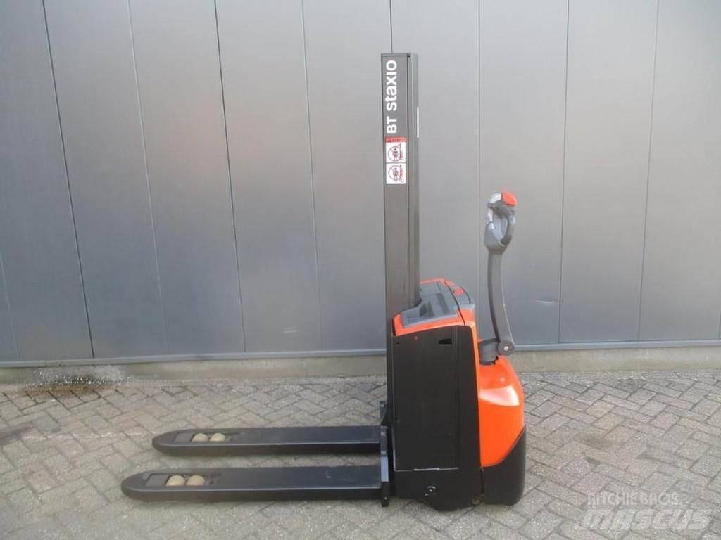 BT SWE 080L Empilhador para operador externo