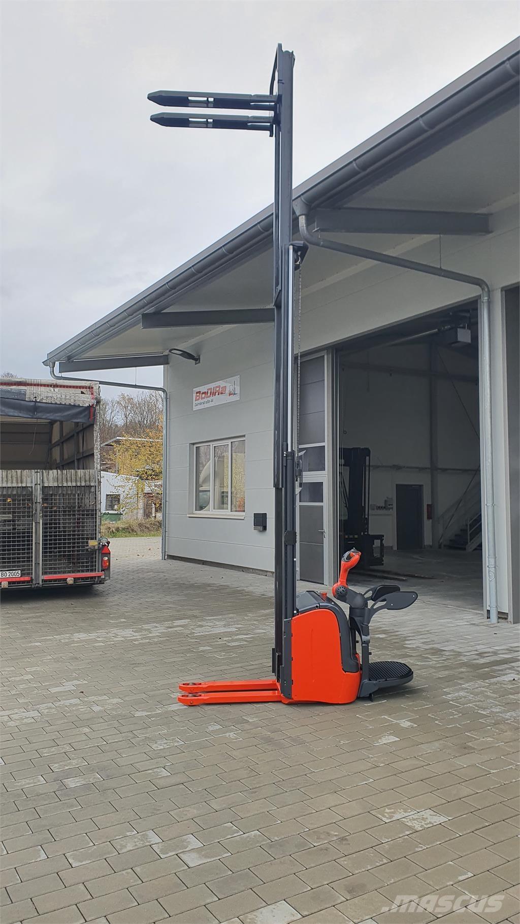 Linde L14AP Self propelled stackers