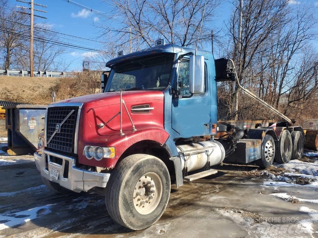 Volvo VHD84F Camiões caixa desmontável com elevador de cabo