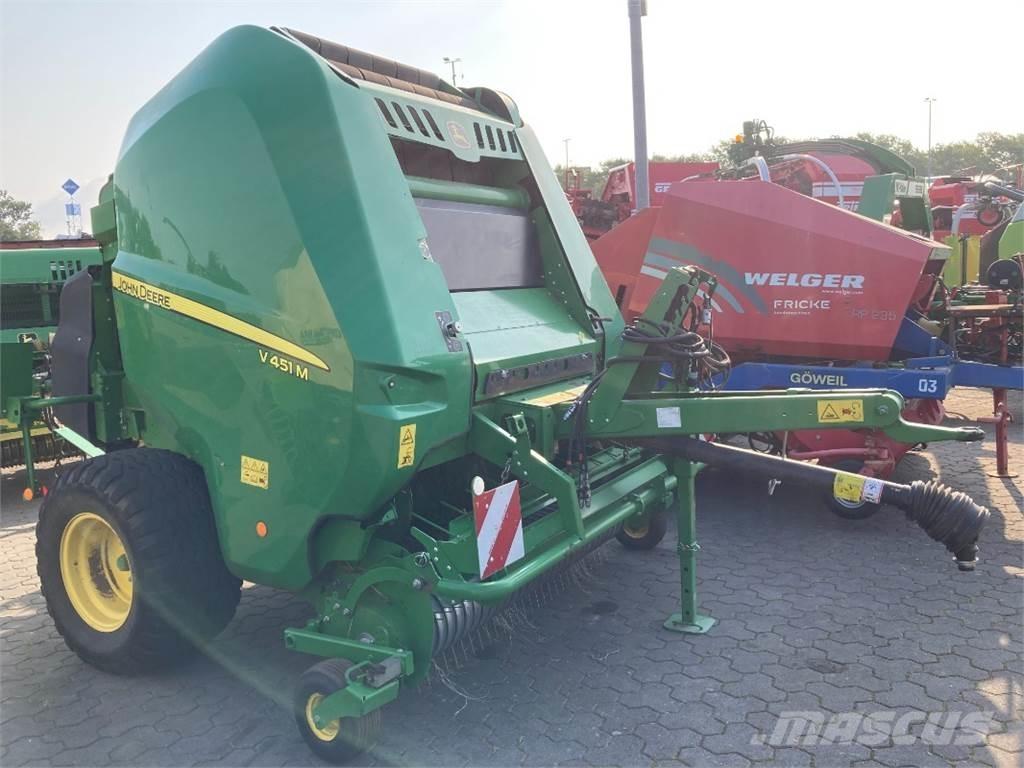 John Deere V451M Enfardadeira de rolos