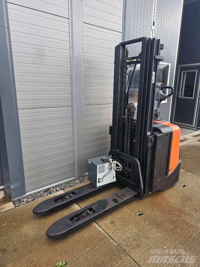 BT SPE 125 L 4150mm Empilhador para operador externo