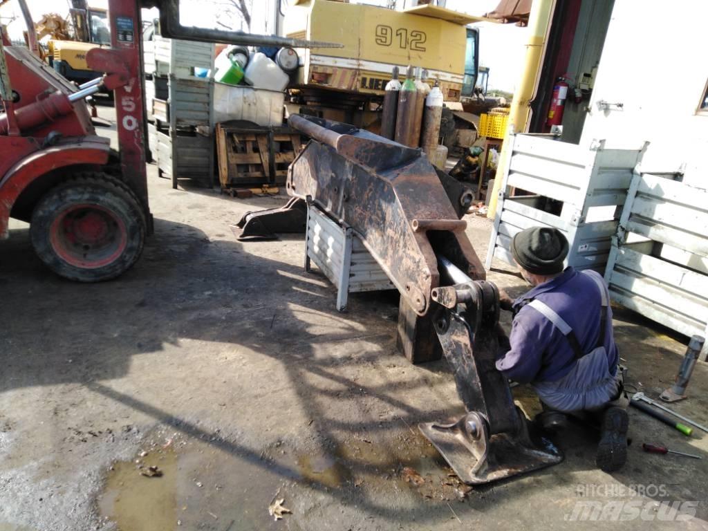 CAT M 318 Chassis e suspensões