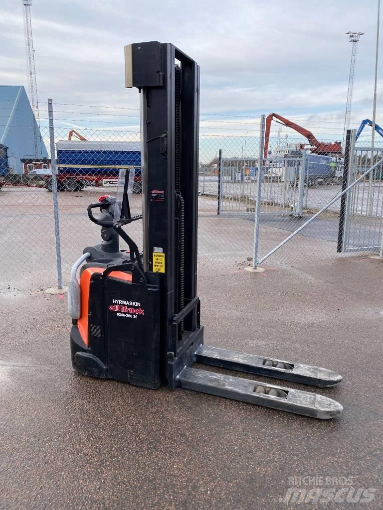 Toyota BT SPE 140 Empilhador para operador externo