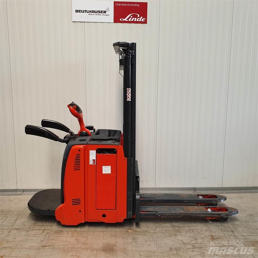 Linde D12AP Empilhador para operador externo