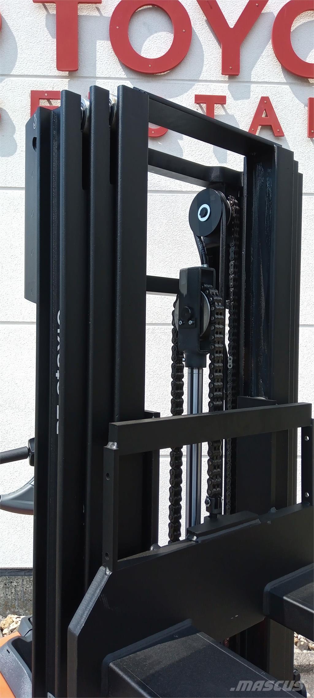 Toyota SWE120L Self propelled stackers