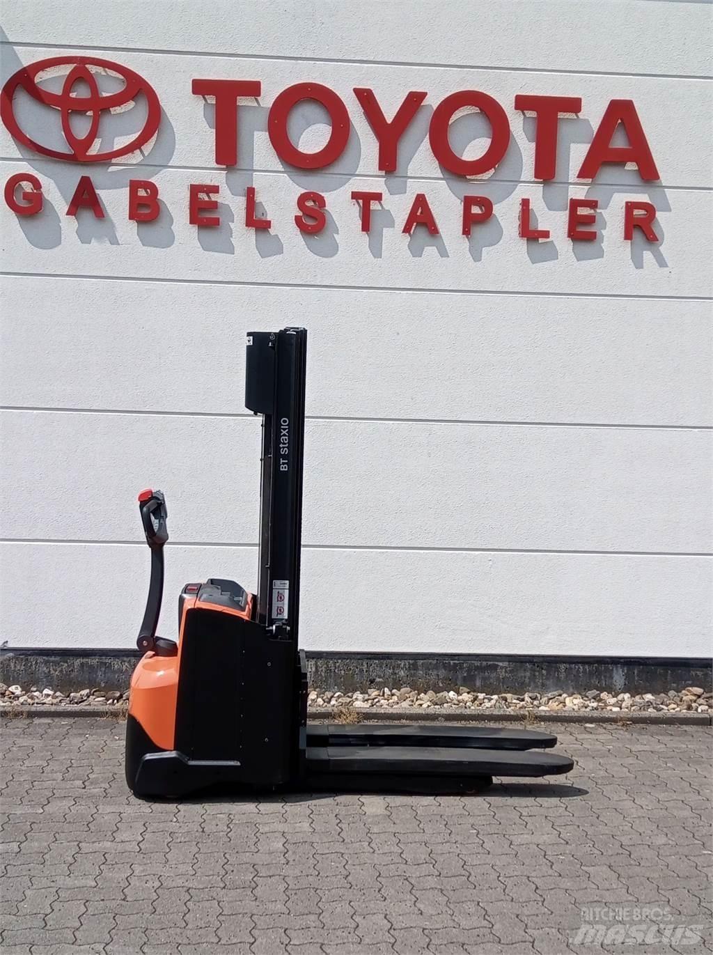 Toyota SWE120L Empilhador para operador externo