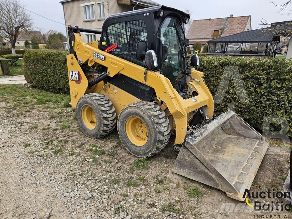CAT 242 D 3 Minicarregadeiras