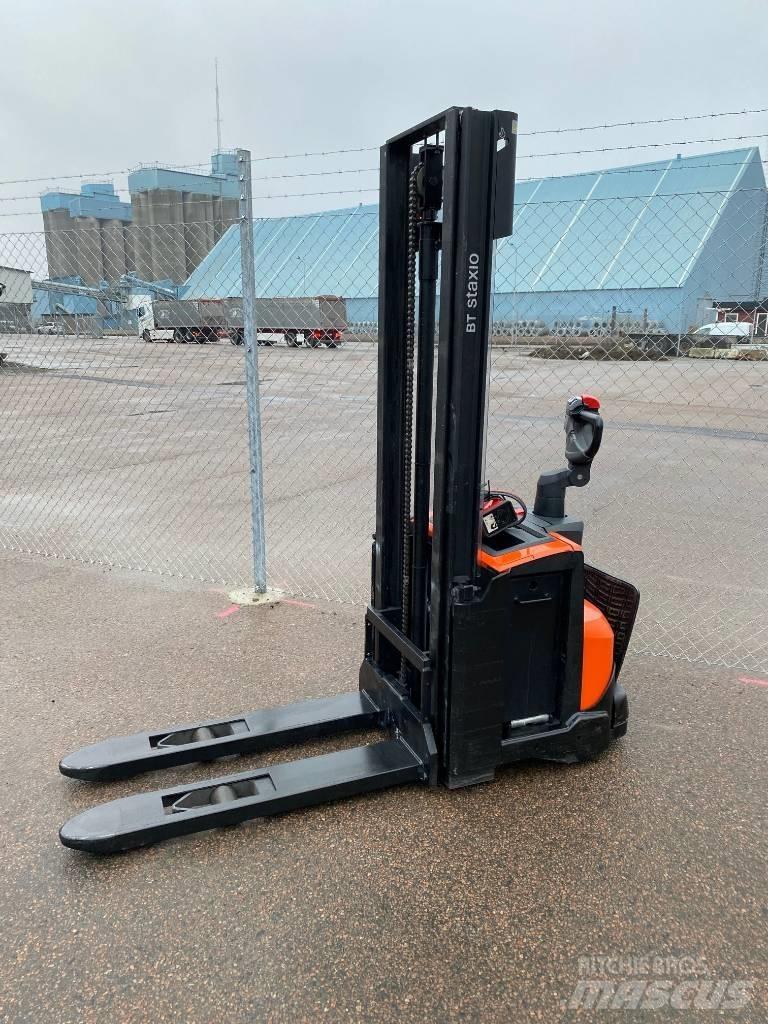 Toyota SWE120 Empilhador para operador externo