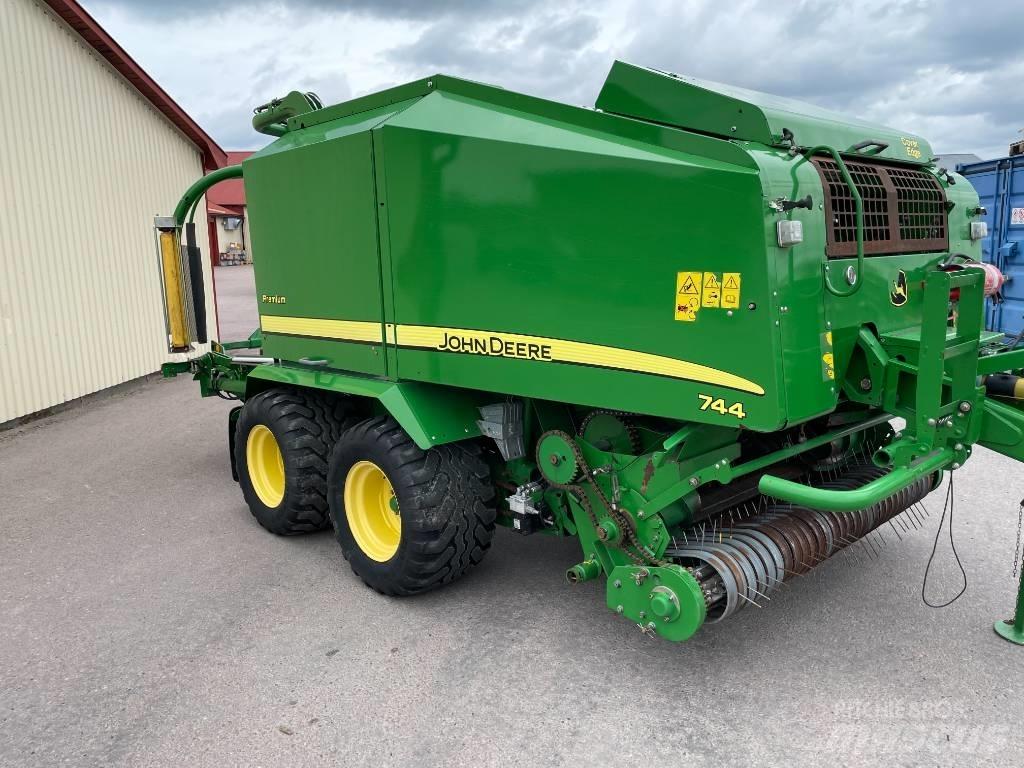 John Deere 744 H Enfardadeira de rolos