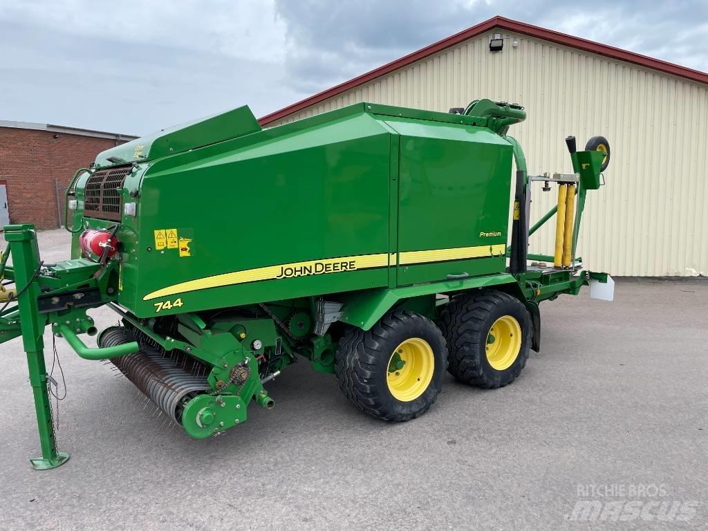 John Deere 744 H Enfardadeira de rolos