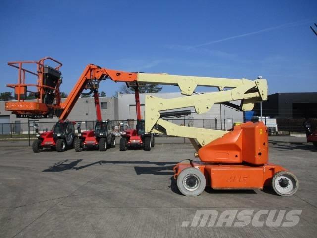 JLG E400 AJPN (817) Plataformas de braço compactas auto-propulsão