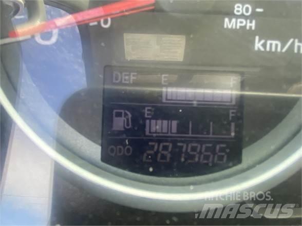 Hino 338 Caminhões de caixa fechada