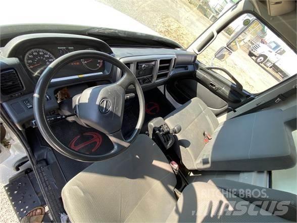 Hino 338 Caminhões de caixa fechada