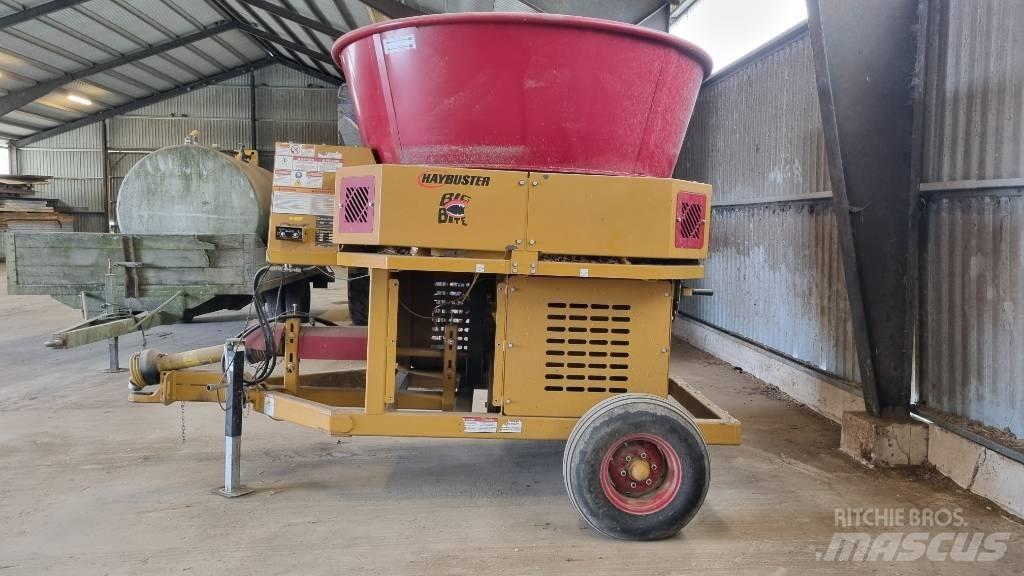 Haybuster H-835 Cortadores, moinhos e desenroladores de fardos