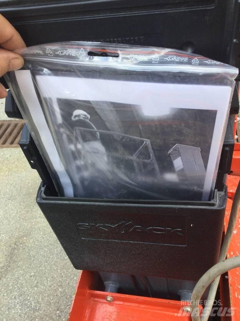 SkyJack SJ 12 Elevadores de tesoura
