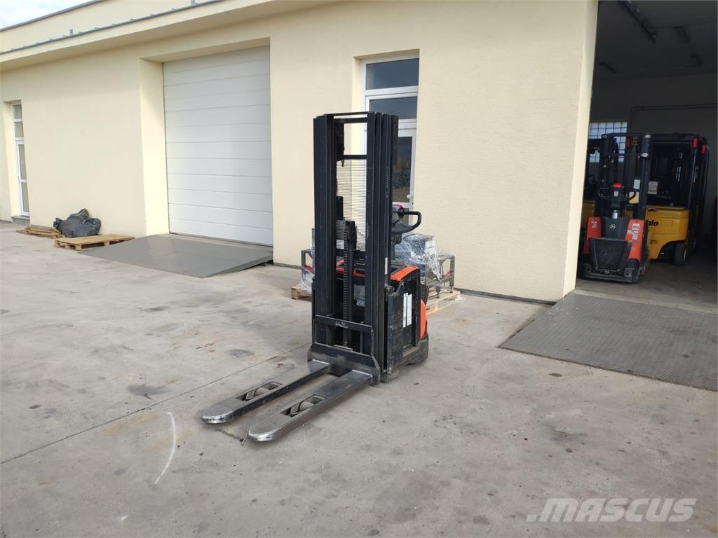 BT SWE120 Self propelled stackers