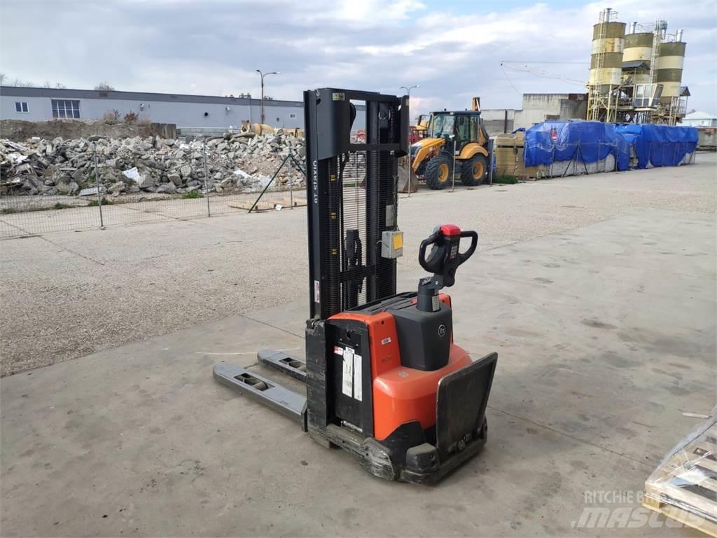 BT SWE120 Empilhador para operador externo