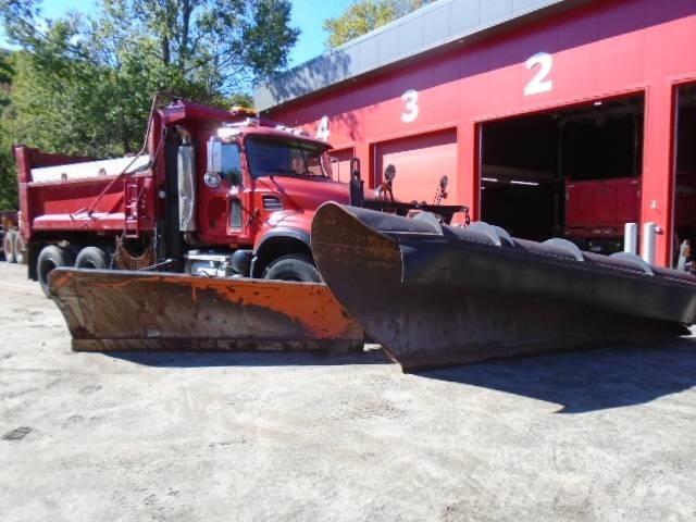 Mack CV 713 Lâminas de neve e arados