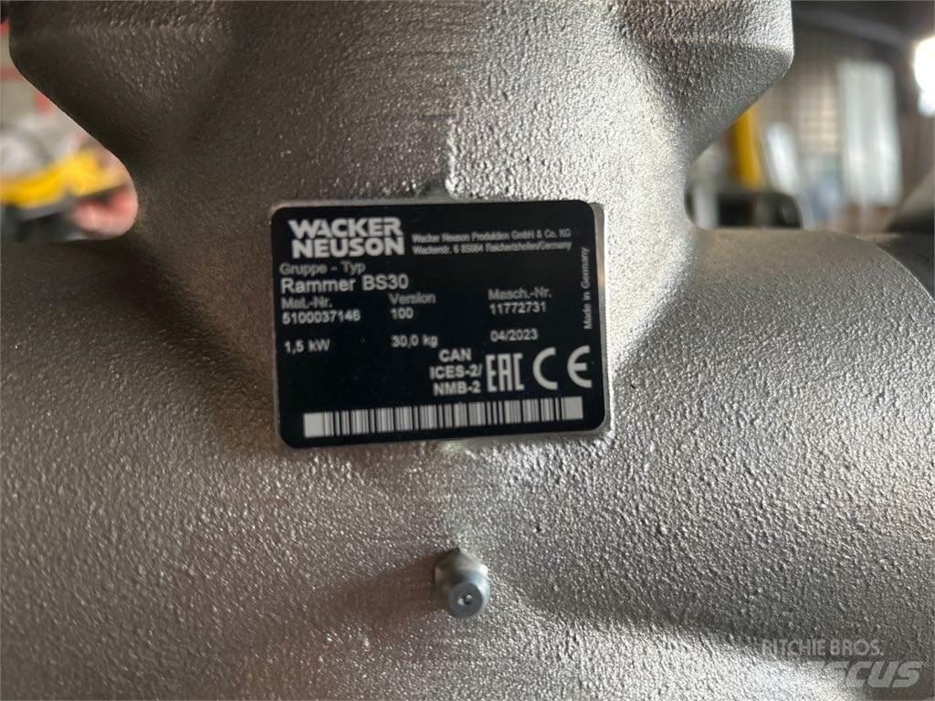 Wacker Neuson BS30 Saltitões