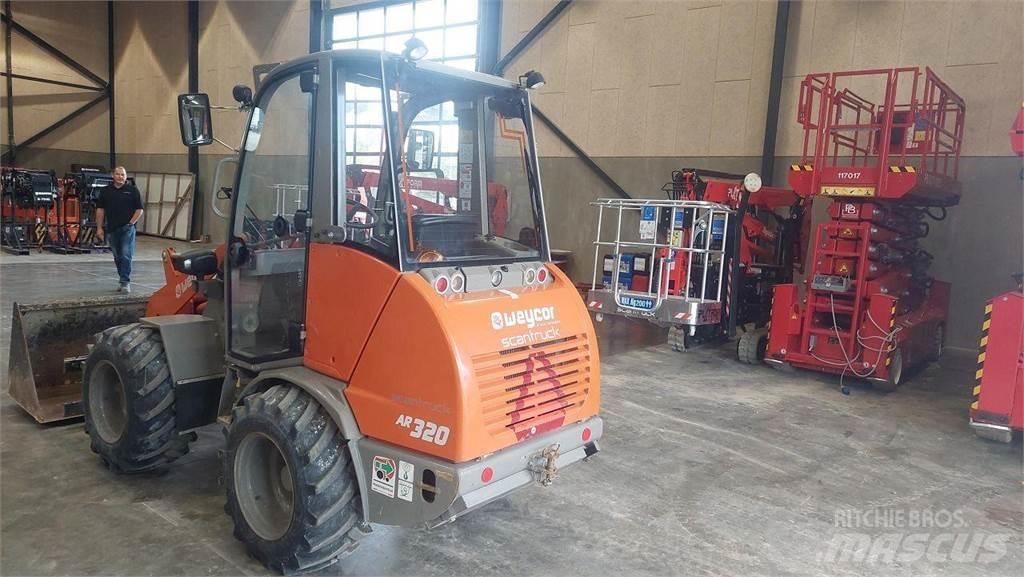 Weycor AR320 Cab Carregadora multifunções