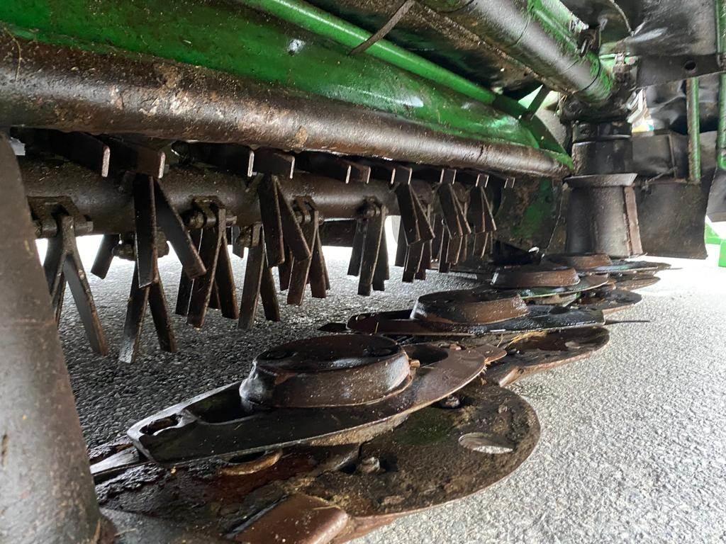 John Deere 324 Gadanheiras