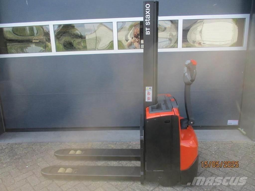 BT SWE 080L Empilhador para operador externo