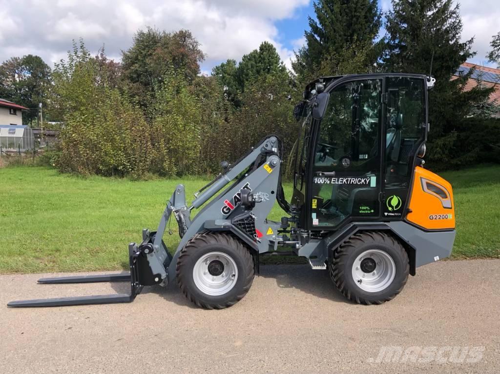 GiANT G 2200 E Carregadora multifunções