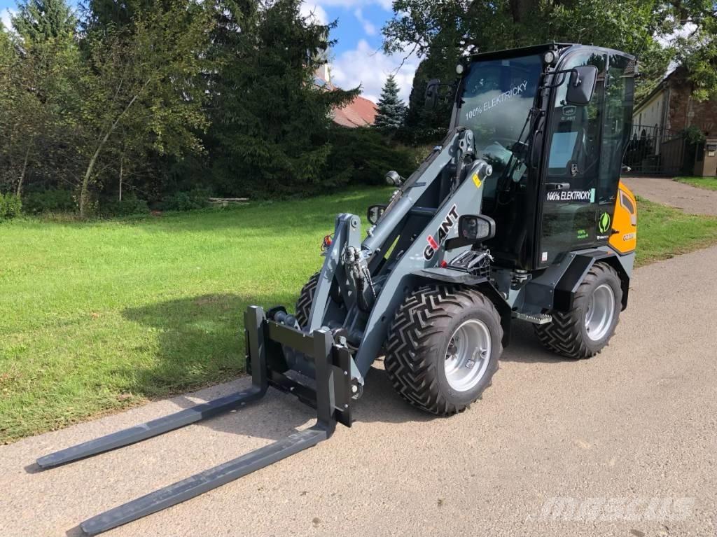 GiANT G 2200 E Carregadora multifunções