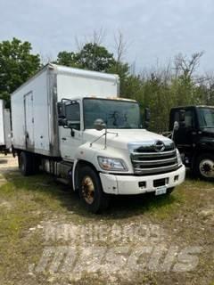 Hino 338 Caminhões de caixa fechada