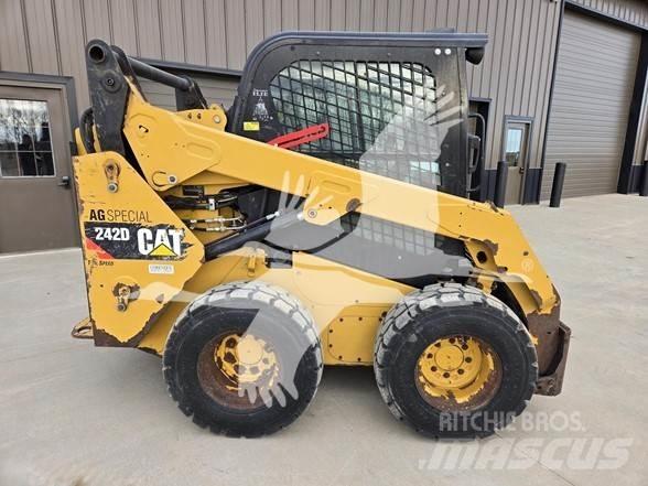 CAT 242D Minicarregadeiras