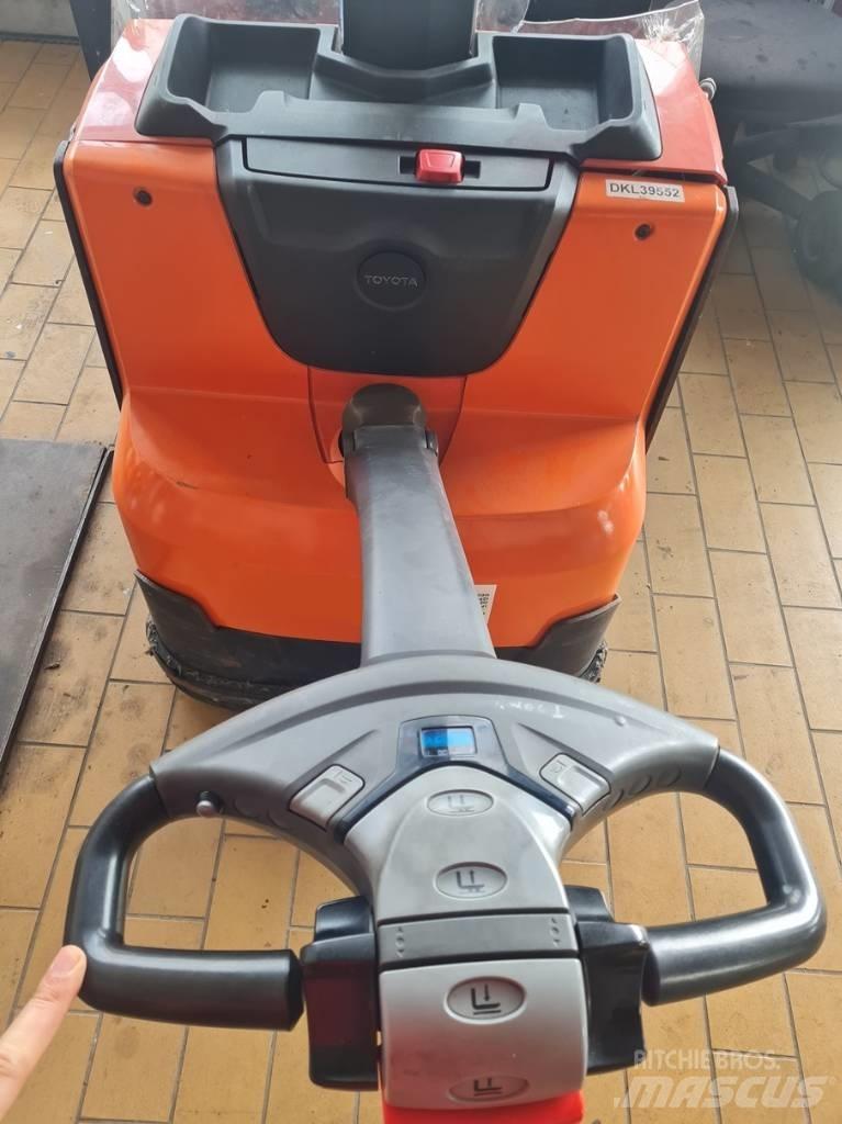 Toyota SWE080L Empilhador para operador externo