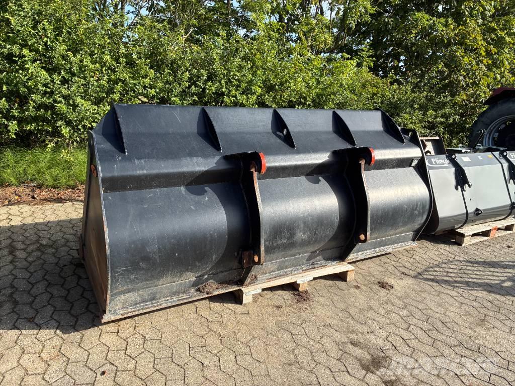 JST Skovl 3m3 Baldes