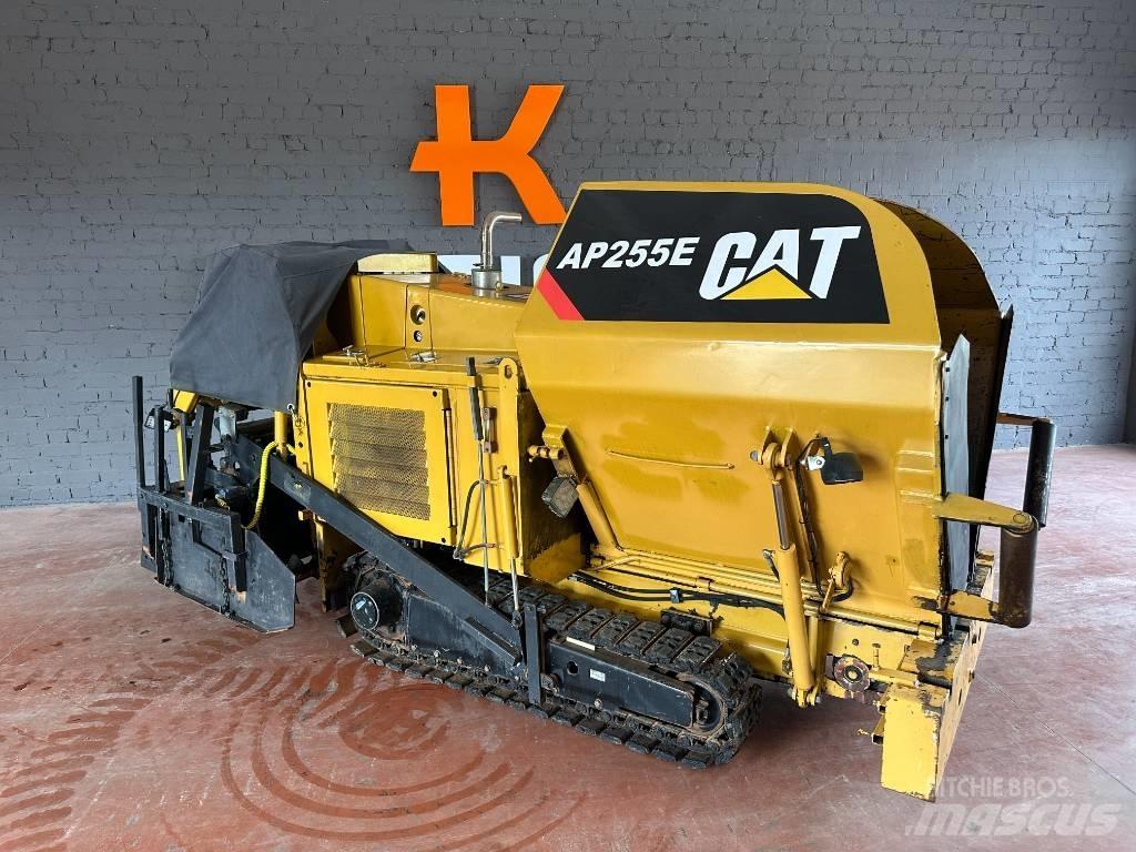 CAT AP 255 E Espalhadoras de asfalto