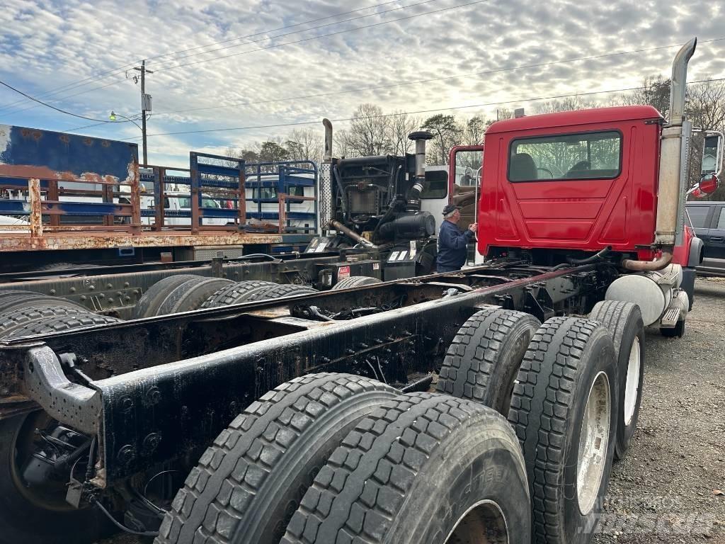 Mack CV 713 Camiões caixa desmontável com elevador de cabo