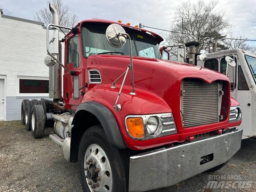 Mack CV 713 Camiões caixa desmontável com elevador de cabo