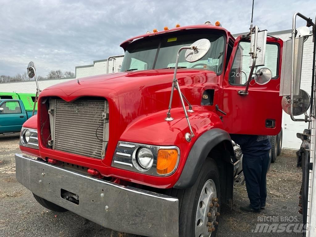 Mack CV 713 Camiões caixa desmontável com elevador de cabo