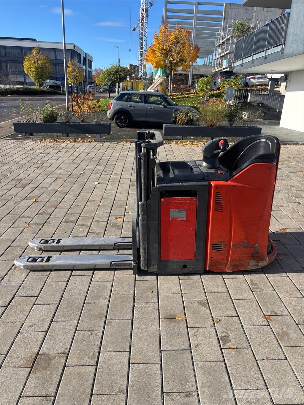 Linde L12 LHP SP Self propelled stackers