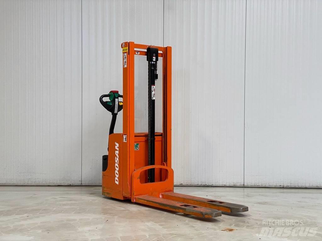 Doosan LEDS12.5C Empilhador para operador externo
