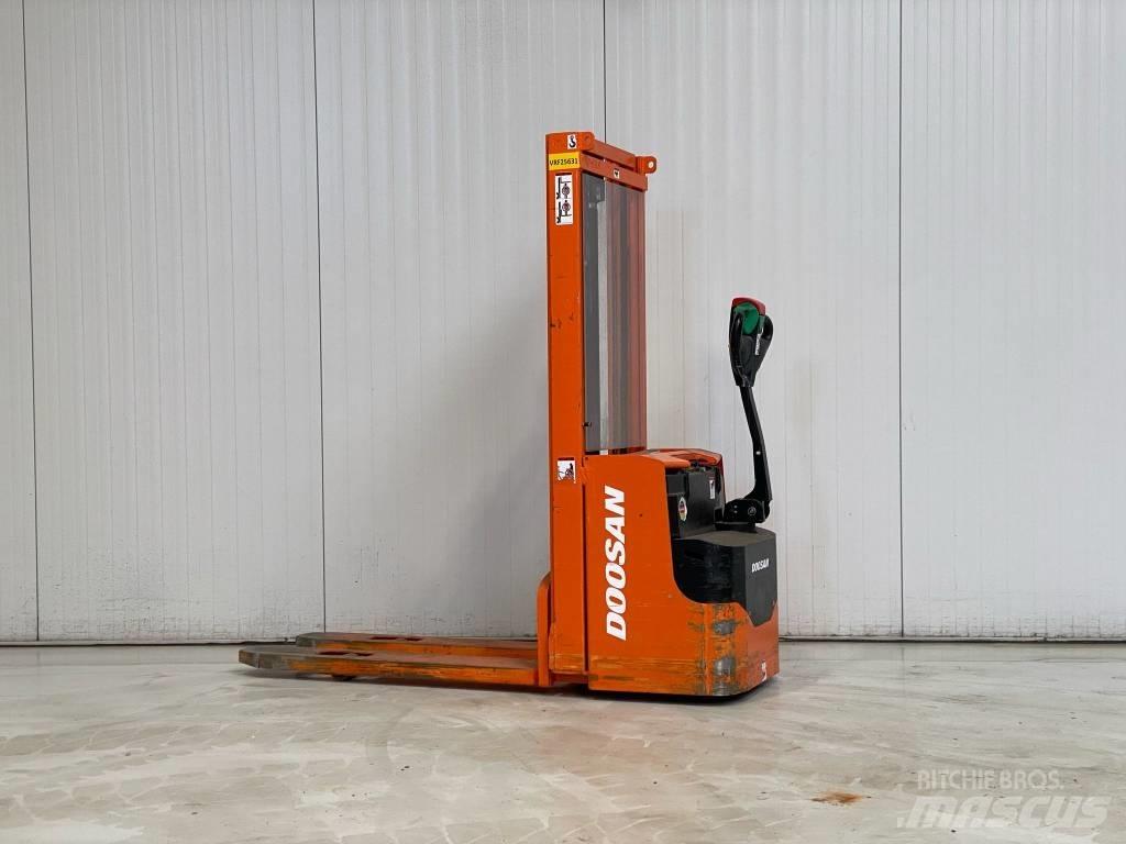 Doosan LEDS12.5C Empilhador para operador externo