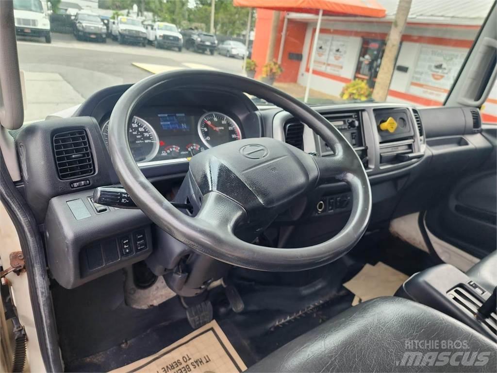 Hino 338 Caminhões de caixa fechada