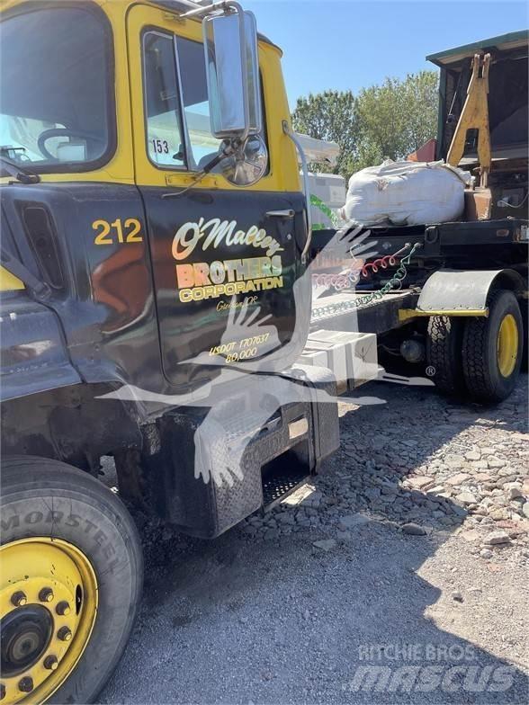 Mack DM688S Cavalos Mecânicos