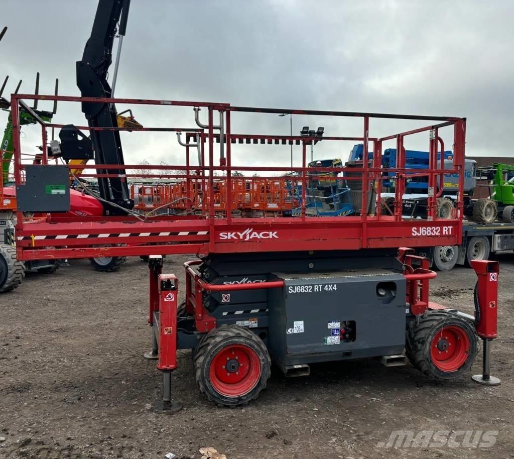 SkyJack SJ 6832 RT Elevadores de tesoura