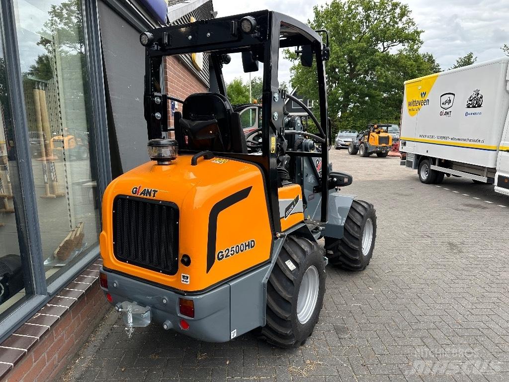 GiANT G2500HD Carregadora multifunções